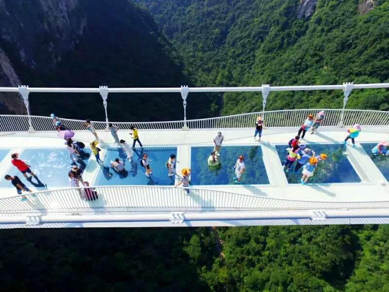 C玻璃橋、天門仙山、夯吾苗寨、鳳凰古城“神秘湘西之旅” 品質(zhì)純玩2晚3日游