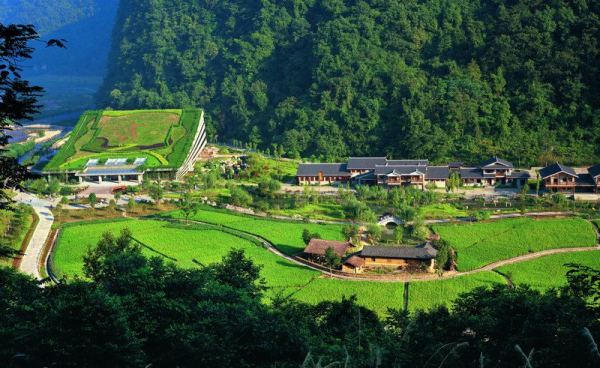 　　D4線：黃龍洞、袁家界、天子山、金鞭溪、夯吾苗寨、鳳凰古城“養(yǎng)心潤(rùn)肺”之旅品質(zhì)純玩3晚4日游