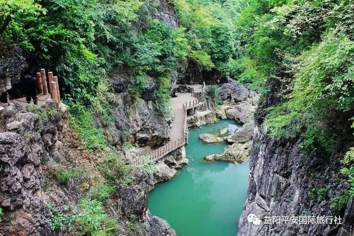 貴州黃果樹大瀑布、梵凈山、西江千戶苗寨、荔波大小七孔、鎮(zhèn)遠古城遵義會議會址、息烽集中營汽車七日游